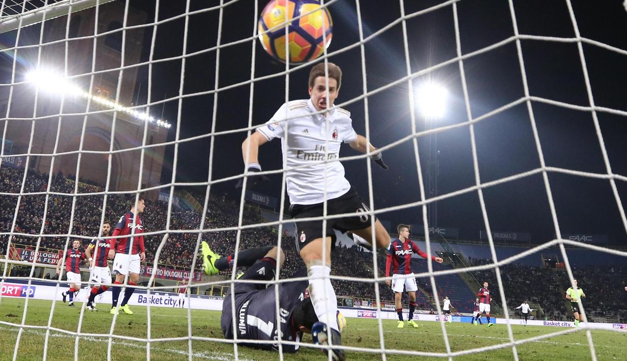 Pemain AC Milan, Mario Pasalic mencetak gol penentu kemenangan timnya saat melawan Bologna pada laga Serie A di di Stadio Renato Dell'Ara, Bologna,  (8/5/2/2017).  MIlan mengan 1-0.  (EPA/Giorgio Benvenuti)