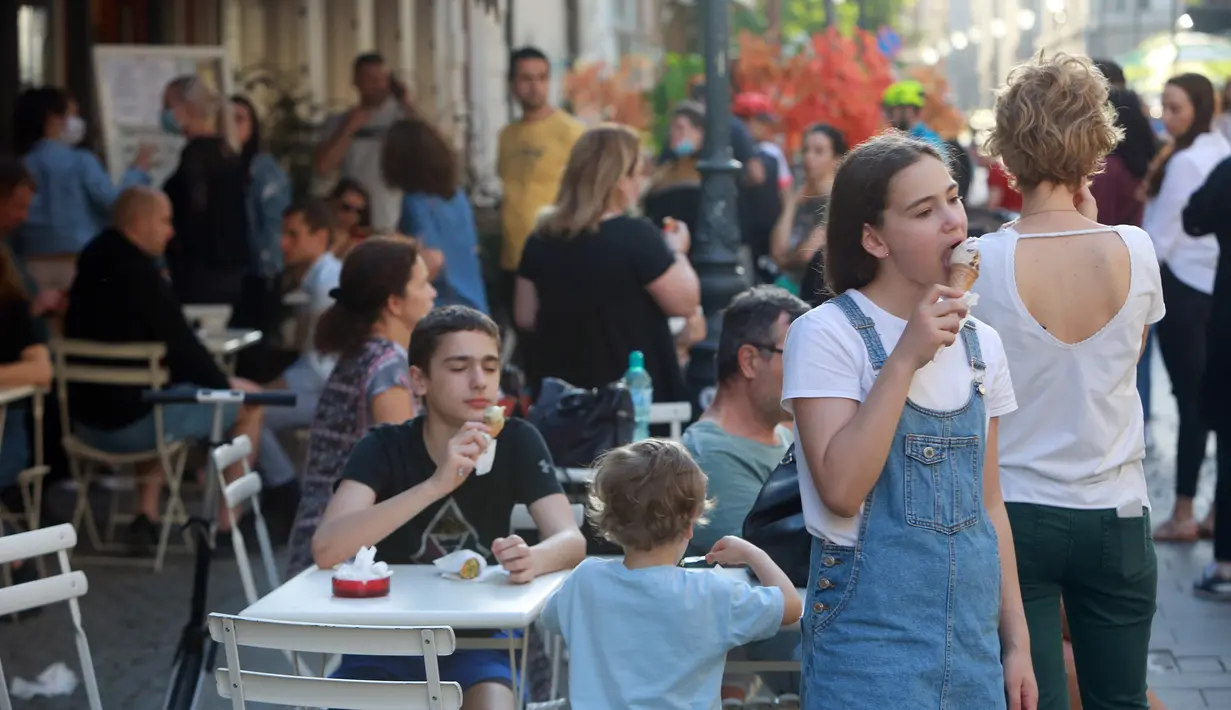 Warga mengunjungi sebuah kedai es krim di kota pusat sejarah Bucharest di Rumania pada 7 Juni 2020. Setelah dua tahap penerapan langkah pelonggaran, warga Rumania kini menjalani "kehidupan seminormal". (Xinhua/Gabriel Petrescu)