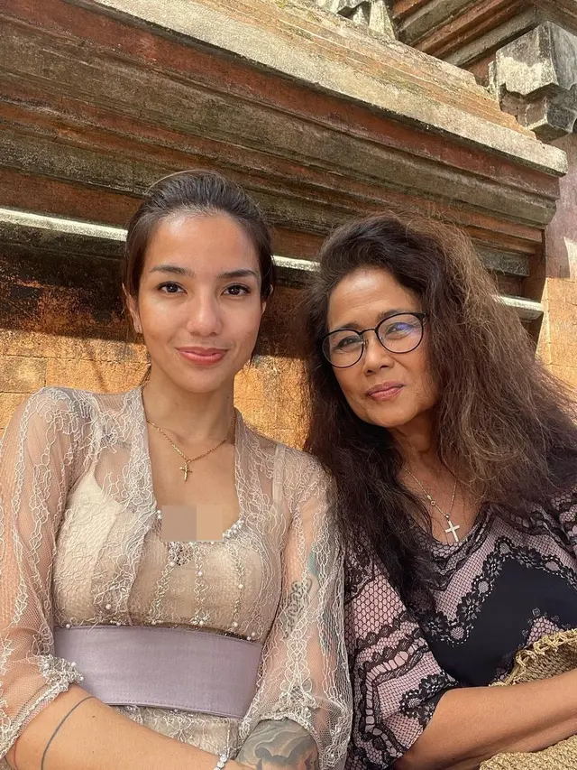 6 Potret Sheila Marcia Pakai Kebaya Bali saat Kondangan, Tampil Memukau