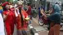 Warga mengambil gambar arak-arakan perayaan Cap Go Meh di kawasan Petojo, Jakarta, Selasa (19/2). Cap Go Meh merupakan perayaan hari ke-15 peringatan Tahun Baru China atau Imlek. (Liputan6.com/Angga Yuniar)