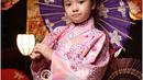 Gempi, mengenakan kimono berwarna pink. Ia berpose memakai payung ungu, cantik ya. (Foto: Instagram/@gadiiing)