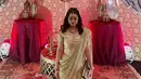 Potret penuh pesona Olivia Allan mengenakan kain sari, busana khas India. Kain sari yang dikenakannya lengkap dari innerwear, hingga selendang bernuansa keemasan yang mewah. Foto: Instagram.
