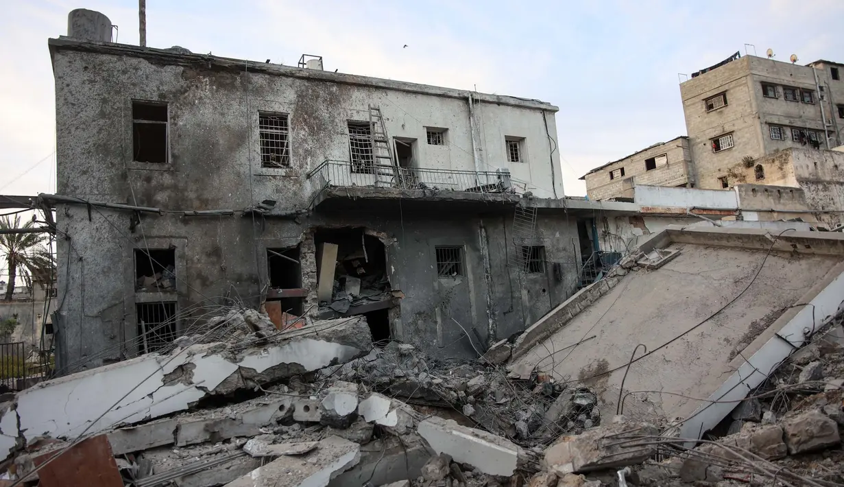 Imbas serangan ini, seluruh aktivitas di Rumah Sakit Al-Ahli pun berhenti total. (Omar AL-QATTAA/AFP)