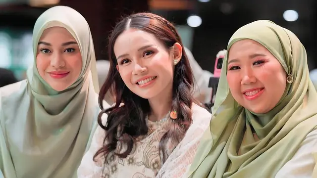 Potret Kiky Saputri Tampil Berhijab saat Hadiri Acara Kajian. (instagram/kikysaputrii)