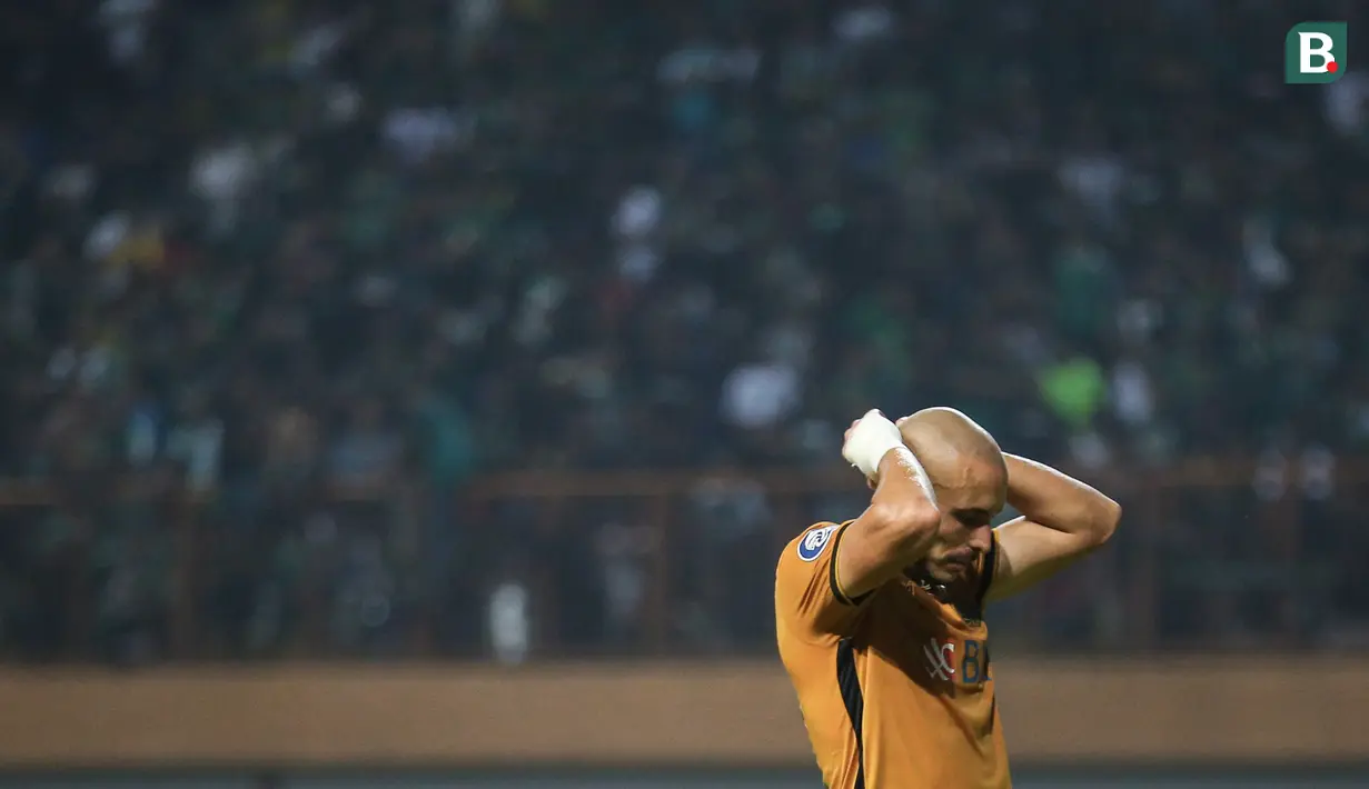 Reaksi kecewa pemain Bhayangkara FC, Youssef Ezzejjari Lhasnaoui usai gagal mencetak gol saat laga pekan ketiga BRI Liga 1 2022/2023 antara Bhayangkara FC melaran Persebaya Surabaya di Stadion Wibawa Mukti, Cikarang, Minggu (07/08/2022). (Bola.com/Bagaskara Lazuardi)