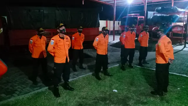 Basarnas memberangkatkan tim pencari korban hilang tertimbun longsor di Desa Kalijering, Padureso, Kebumen. (Foto: Liputan6.com/Basarnas Cilacap)