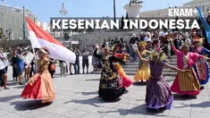 Upacara pembukaan the 5thEarth Dancer Folklore Festival dilakukan di halaman gedung parlemen Yunani