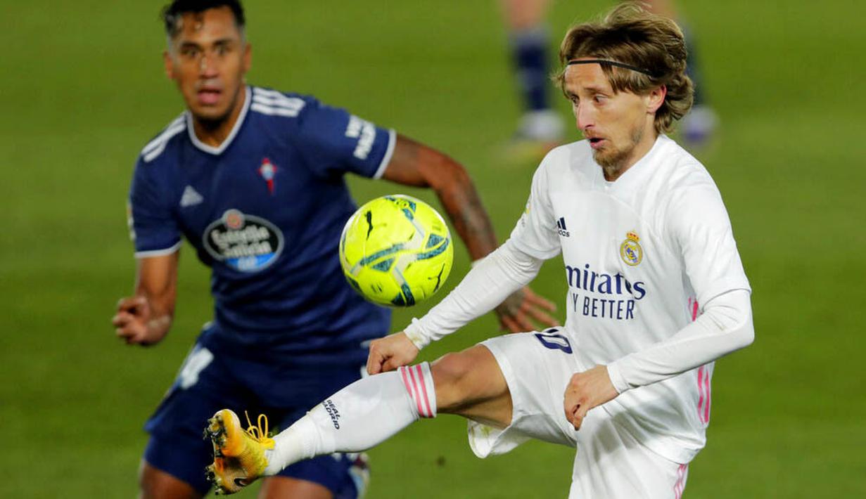 Gelandang Real Madrid, Luka Modric, mengontrol bola saat melawan Celta Vigo pada laga Liga Spanyol di Stadion Alfredo Di Stefano, Sabtu (2/1/2021). Real Madrid menang dengan skor 2-0. (AP/Manu Fernandez)