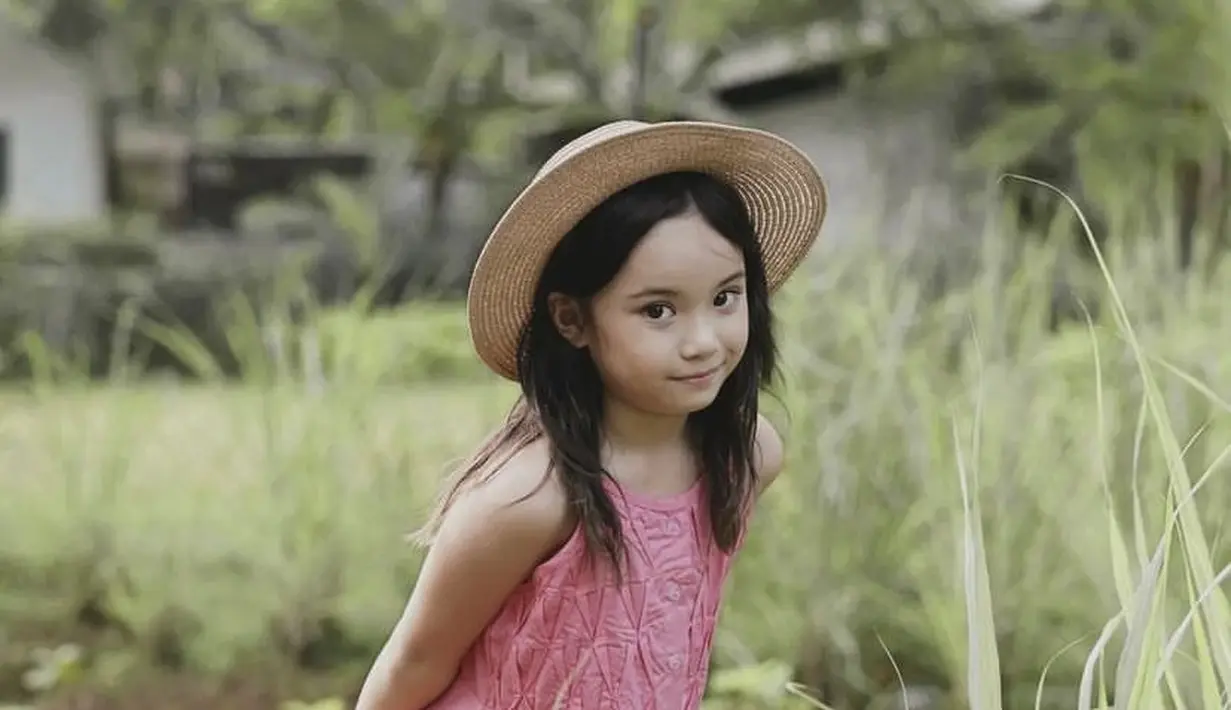 Bak model cilik professional, Gempi tampil cantik dalam balutan dress kuning saat menjadi model untuk brand lokal. @gisel_la/@gadiiiing.