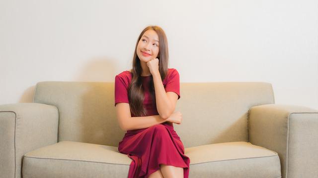 wanita juli elegan bahagia