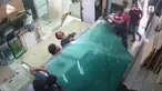 Sejumlah pekerja hilang keseimbangan saat mengangkut lembaran kaca. Akibatnya mereka tertimpa tumpukan kaca dan alami luka ringan.