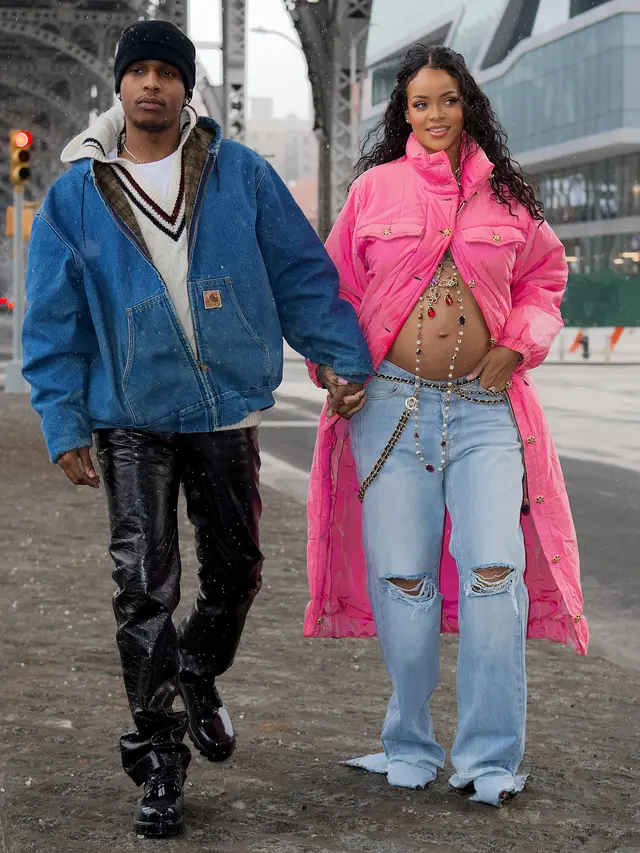 5 Potret Rihanna Pamer Baby Bump Kehamilan Pertama, Bikin Geger Netizen