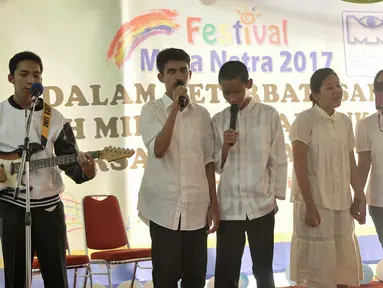 Sejumlah siswa tuna netra menampilkan keahlian dalam musik dan bernyanyi menggunakan bahasa Jerman, Jakarta, Jumat (17/2). Yayasan Mitra Netra gelar festival Mitra Netra 2017 menampilkan beragam keterampilan siswa tuna netra. (Liputan6.com/Yoppy Renato)