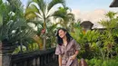 Berada di Bali, Dian tampil dengan dress pink bermotif dari Dior yang serasi dengan tasnya. [@therealdisastr]