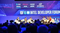 Murthy Renduchintala (kedua dari kanan), berdiskusi dengan beberapa mitra Intel terkait internet of things dan 5G di IDF 2016 - Liputan6.com/Dewi Widya Ningrum