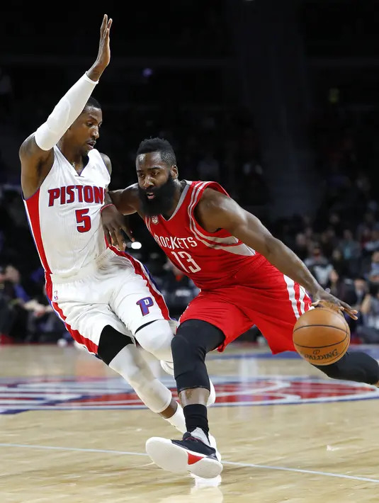 Guard Houston Rockets, James Harden (kanan), mendribel bola melewati guard Detroit Pistons, Kentavious Caldwell-Pope, dalam laga babak reguler NBA 2016-2017 di The Palace of Auburn Hills, Michigan, Selasa (22/11/2016) WIB. (AP Photo/Paul Sancya)