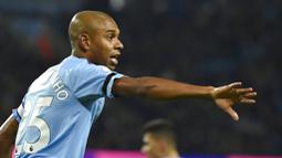Gelandang Manchester City, Fernandinho, saat melawan Sheffield United pada laga Premier League 2019 di Stadion Etihad, Minggu (30/12). Manchester City menang 2-0 atas Sheffield United. (AP/Rui Vieira)