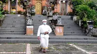 Pura Luhur Dwijawarsa membagi jadwal beribadah umat Hindu di Kota Malang agar tak ada kerumunan demi menghindari penyebaran Covid-19 (Liputan6.com/Zainul Arifin)