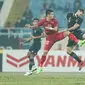 Duel udara antara penyerang Timnas Vietnam, Nguyen Tien Linh dengan bek Timnas Indonesia, Jordi Amat pada leg kedua semifinal Piala AFF 2022, Senin (9/1/2023) malam WIB. (Dok. AFF Mitsubishi Electric Cup 2022)