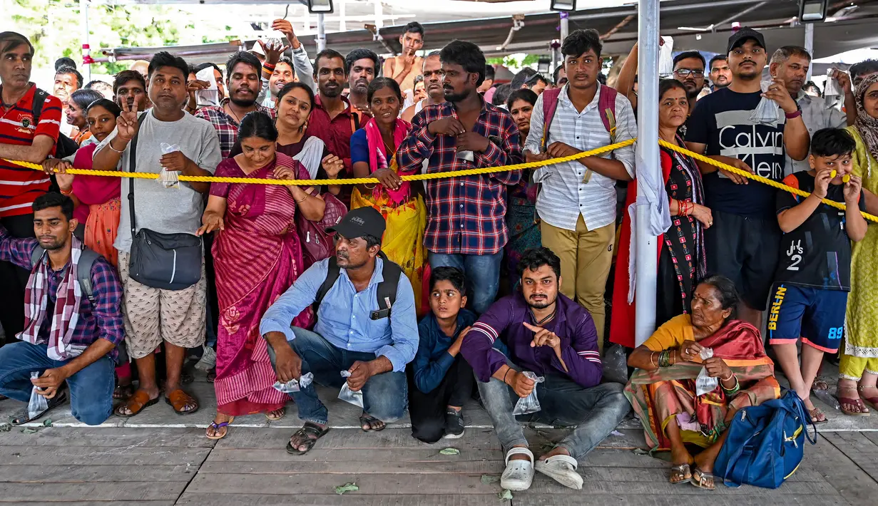 Ratusan lebih orang India sekali lagi berbondong-bondong ke Hyderabad di selatan negara itu, mencubit hidung dan menjulurkan lidah untuk menelan ikan hidup dalam pengobatan tradisional yang tidak biasa untuk asma. (Photo by Noah SEELAM / AFP)