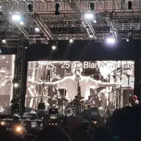 Penampilan Hindia di Rasvara Vol. 3 sukses menciptakan suasana penuh euforia dengan ribuan penonton yang terus bernyanyi bersama sepanjang malam.  Credit Foto: KapanLagi.com/Abidati Shaleha)