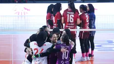 Pemain Bank Jatim merayakan kemenangan atas Kharisma Premium Bandung pada laga babak reguler pertama Livoli Divisi Utama 2025 di GOR Nambo Tangerang, Rabu (3/9/2025) sore WIB. (Bola.com/M Iqbal Ichsan)