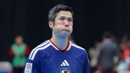 Ekspresi kecewa pemain Timnas Futsal Jepang, Tomoki Yoshikawa setelah kalah dari Timnas Indonesia dalam laga semifinal Piala Asia Futsal 2026 di Indonesia Arena, Senayan, Jakarta, Kamis (05/02/2026). (Bola.com/Bagaskara Lazuardi)