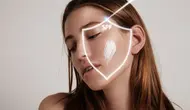 Format stick memudahkan touch up sunscreen tanpa perlu menghapus makeup terlebih dahulu. (Foto/Dok: Magnific)