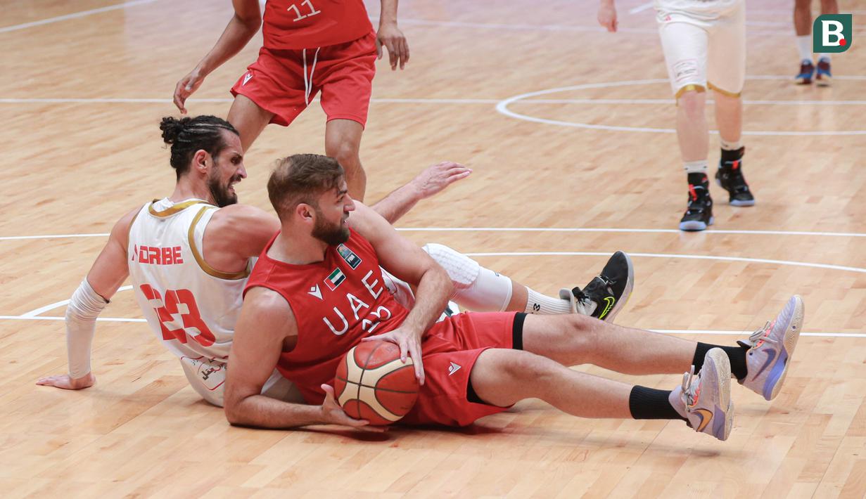 Pemain Timnas Basket Uni Emirat Arab, Jasim Mohamed Almaazmi (kanan) berebut bola dengan pemain Timnas Basket Suriah, Hani Adribe pada laga hari pertama Indonesia International Basketball Invitational 2023 melawan Suriah di Indonesia Arena, Senayan, Jakarta, Rabu (02/08/2023). Laga dimenangankan oleh UEA dengan skor 63-61. (Bola.com/Bagaskara Lazuardi)