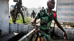 Pasukan keamanan dikerahkan untuk membubarkan pendukung kandidat oposisi Gabon, Jean Ping yang mencoba mengakses markas komisi pemilihan di Libreville, Rabu (31/8). Demonstrasi meletus setelah Presiden Gabon, Ali Bongo terpilih kembali (MARCO LONGARI/AFP)