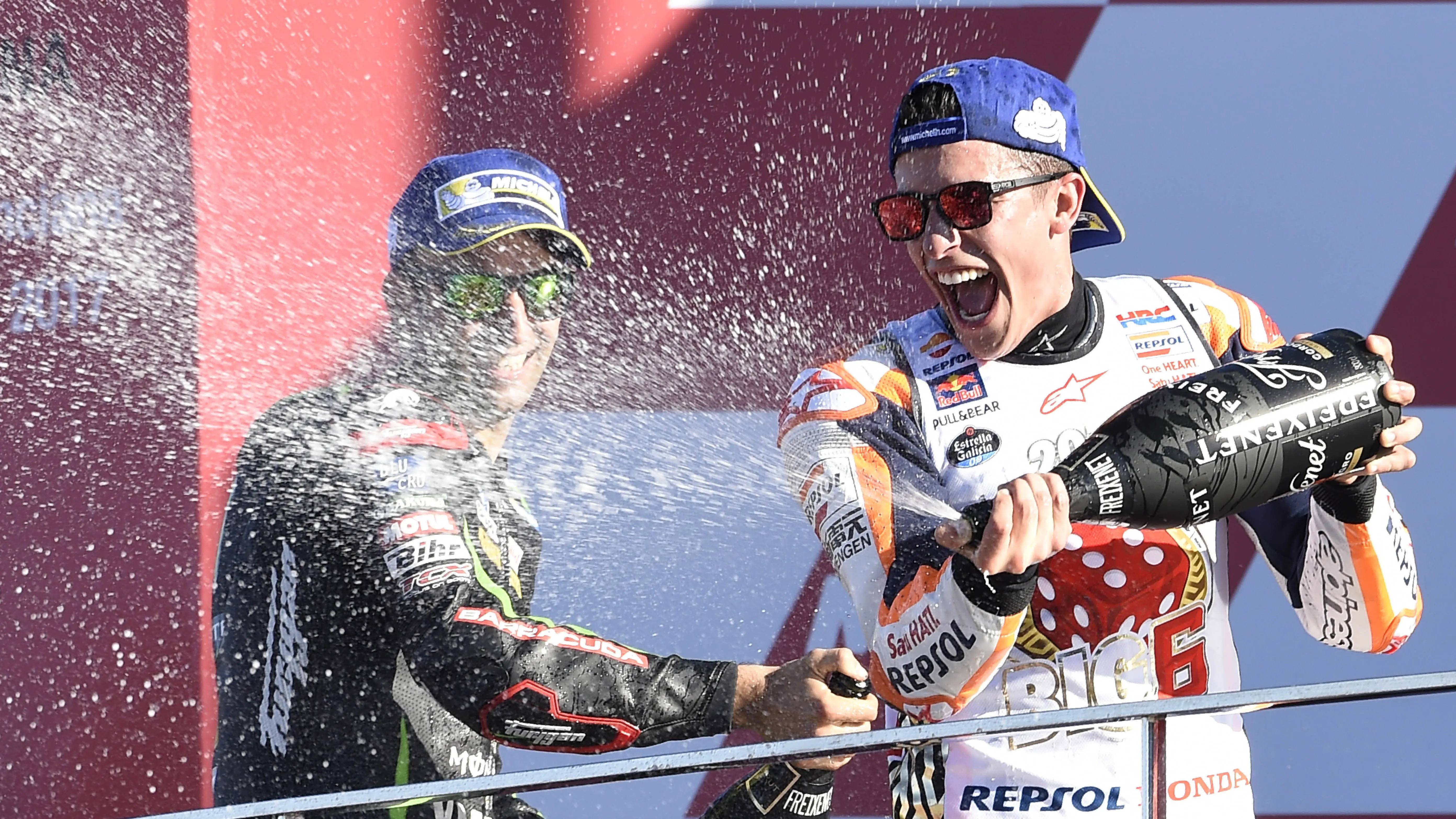 Marc Marquez dengan menyemprotkan champagne usai meraih gelar juara dunia MotoGP 2017 pada balapan MotoGP Valencia di Ricardo Tormo Circuit, Cheste, (12/11/2017). Gelar tersebut merupakan yang keempat buat Marquez di MotoGP. (AFP/Jose Jordan)