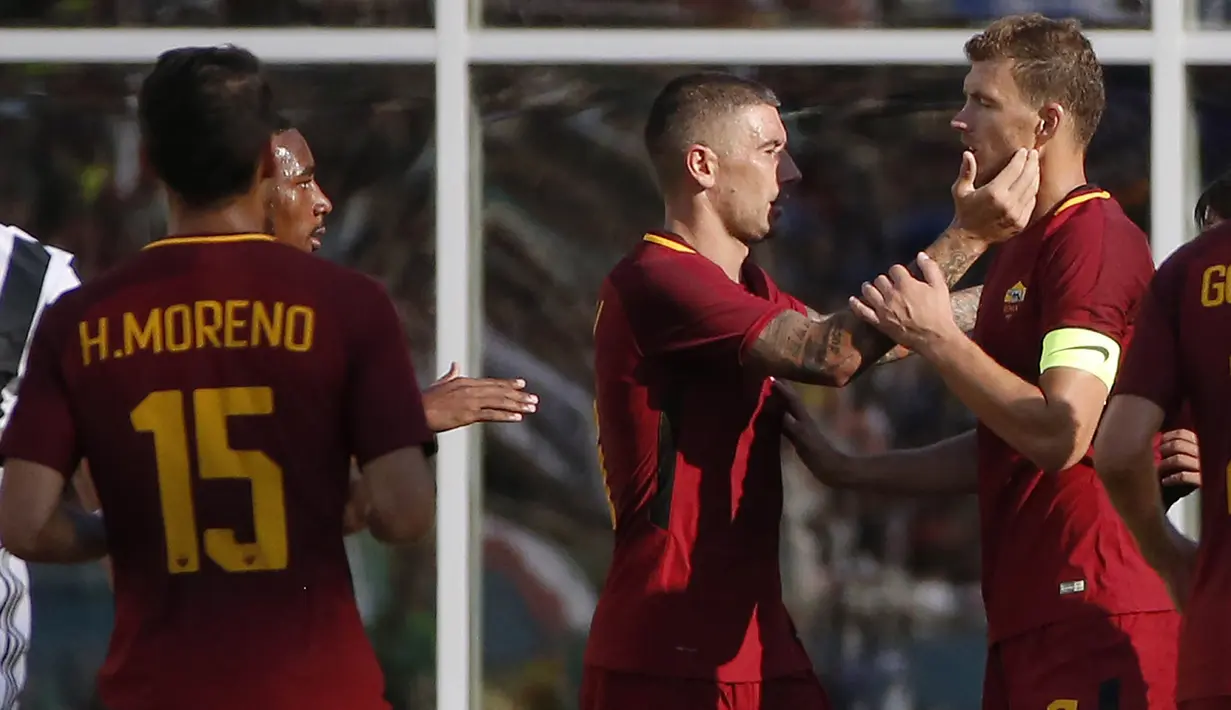 Striker AS Roma, Edin Dzeko, melakukan selebrasi usai mencetak gol ke gawang Juventus pada laga ICC 2017 di Stadion Gillette, Foxborough, Minggu (30/7/2017). Juventus menang lewat adu penalti atas AS Roma  dengan skor 5-4. (AP/Michael Dwyer)