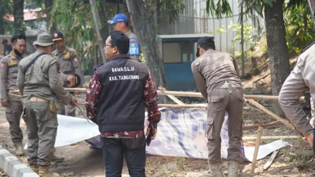 Lebih dari 200 spanduk atau Alat Peraga Kampanye (APK) milik para caleg yang terpasang di kawasan Tangerang, dicopot.