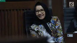 Terdakwa gratifikasi pemberian izin lokasi perkebunan kelapa sawit, Rita Widyasari saat menyimak keterangan saksi pada sidang lanjutan di Pengadilan Tipikor, Jakarta, Rabu (23/5). Sidang mendengar keterangan saksi. (Liputan6.com/Helmi Fithriansyah)