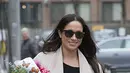 Selain itu, Meghan nampak sedang berjalan seorang diri di kawasan Toronto sambil membawa buket bunga. Melemparkan senyum untuk kamera paparazzi di sekitarnya, Meghan terlihat sangat bahagia. (doc.dailymail.com)
