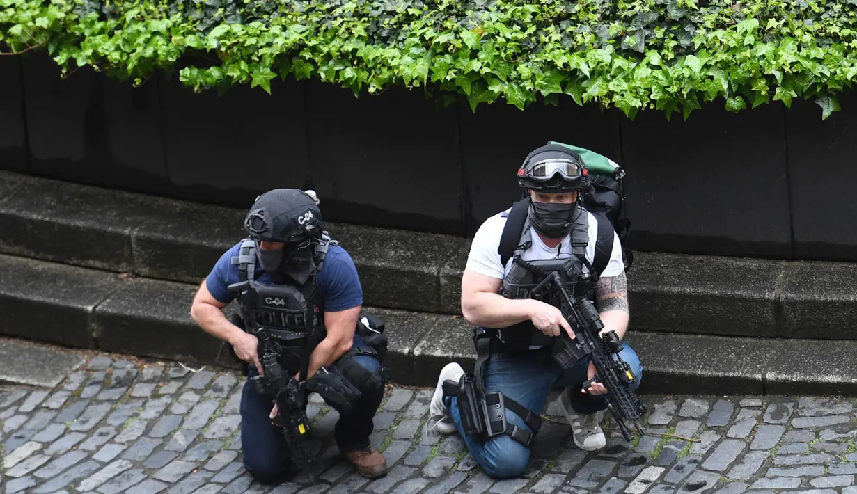 Polisi bersenjata mengamankan sekitar gedung Parlemen Inggris di London, Rabu (22/3). Kepanikan melanda ketika rangkaian serangan yang menewaskan setidaknya lima orang terjadi hanya beberapa meter dari pusat Gedung Parlemen. (Stefan Rousseau/PA via AP)