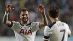 Pemain Tottenham Hotspur, Kyle Walker (kiri) merayakan gol bersama rekannya Son Heung-min saat melawan Kitchee Sports Club di Hong Kong, (26/5/2017). Tottenham menang 4-1. (AP/Kin Cheung)