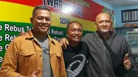 Kas Hartadi diapit Sudirman (kanan) dan Listyanto Raharjo saat berkunjung ke Warmindo miliknya di Kwarasan, Kecamatan Grogol, Kabupaten Sukoharjo. (Dok. pribadi Kas Hartadi)