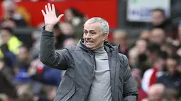 Ekspresi pelatih Manchester United, Jose Mourinho memberikan instruksi kepada anak asuhnya saat melawan AFC Bournemouth  pada lanjutan Premier League pekan ke-27 di Old Trafford, Manchester, (4/3/2017). MU diatahan imbang 1-1. (Martin Rickett/PA via AP)