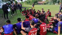 Skuat Persis Solo memperhatikan arahan pelatih Salahudin dalam sesi latihan di lapangan Donohudan, Ngemplak, Boyolali, Kamis (9/1/2020). (Bola.com/Vincentius Atmaja)