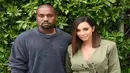 Dalam potret tersebut, Kim dan Kanye nampak berpose didepan kamera paparazi. Wajah Kim terlihat senyum sumringah, namun dirinya tak sadar jika pakaian dalam berwarna nude nya terlihat. (Dailymail/Bintang.com)