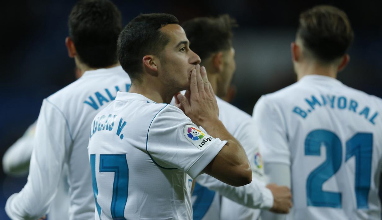 Pemain Real Madrid, Lucas Vazquez memberikan salam kepada fans usai membobol gawang Numancia pada laga Copa Del Rey di Santiago Bernabeu stadium, Madrid, (10/01/2018). Real Madrid unggul agregat 5-2 atas Numancia. (AP/Francisco Seco)
