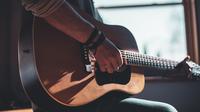 Ilustrasi cara bermain gitar (Sumber: Unshplash)