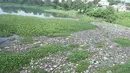 Pemandangan Setu Pengarengan yang dipenuhi sampah dan eceng gondok di Depok, Jawa Barat, Selasa (7/5/2019). Keberadaan sampah dan eceng gondok di Setu Pengarengan menimbukan kesan kumuh. (Liputan6.com/Immanuel Antonius)