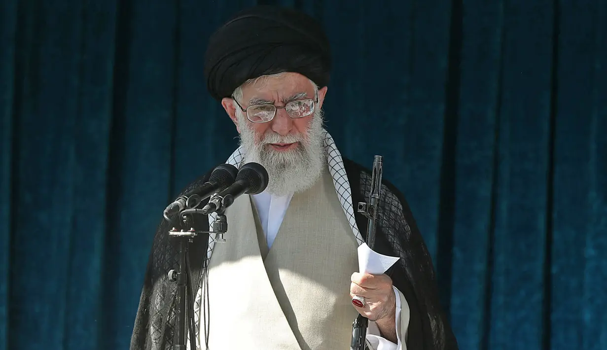 Pemimpin tertinggi Iran Ayatollah Ali Khamenei membawa senapan saat menyampaikan kutbah Idul Fitri di Teheran, Rabu (5/6/2019). Khamenei menyebut kesepakatan perdamaian Israel-Palestina yang digagas Presiden AS Donald Trump sebagai pengkhianatan. (HO/Iranian Supreme Leader's Website/AFP)