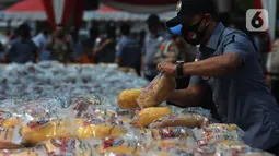 Petugas merapikan barang bukti narkoba jenis sabu di Lapangan Polda Metro Jaya, Jakarta, Kamis (2/7/2020). Narkoba tersebut merupakan hasil sitaan dari jaringan internasional Iran dan Timur Tengah yang berhasil diamankan oleh tim di Serang, Banten dan Sukabumi, Jawa Barat. (merdeka.com/Imam Buhori)