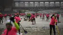 Para peserta ambil bagian dalam perlombaan dayung sambil berdiri pada Nautic SUP Paris di sepanjang sungai Seine, Paris, Minggu (3/12). Sekitar 700 peserta berpartisipasi menyeberangi sungai Seine dengan pemandangan kota Paris (AFP PHOTO/CHRISTOPHE SIMON)