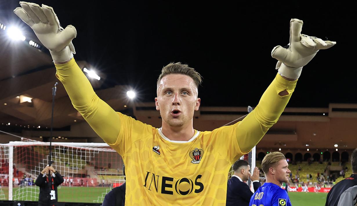 Kiper asal Polandia berusia 24 tahun, Marcin Bulka yang dipermanenkan OGC Nice dari PSG pada awal musim 2022/2023 setelah semusim berstatus pinjaman kini dipercaya menjadi kiper utama sejak awal musim 2023/2024. Total tampil dalam 17 laga di Ligue 1 2023/2024, Marcin Bulka mampu mencetak 11 kali clen sheet dan membawa OGC Nice mampu bersaing di papan atas dengan menduduki posisi runner-up klasemen sementara di bawah PSG. (AFP/Valery Hache)