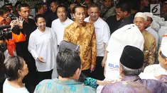 Presiden Joko Widodo (Jokowi) didampingi Menteri BUMN Rini Soemarno dan Dirut Bank BRI Suprajarto menyaksikan pembagian 200 paket Ramadan yang berisi sembako kepada warga di wilayah Penjaringan, Jakarta Utara, Selasa (13/6). (Liputan6.com/Angga Yuniar)