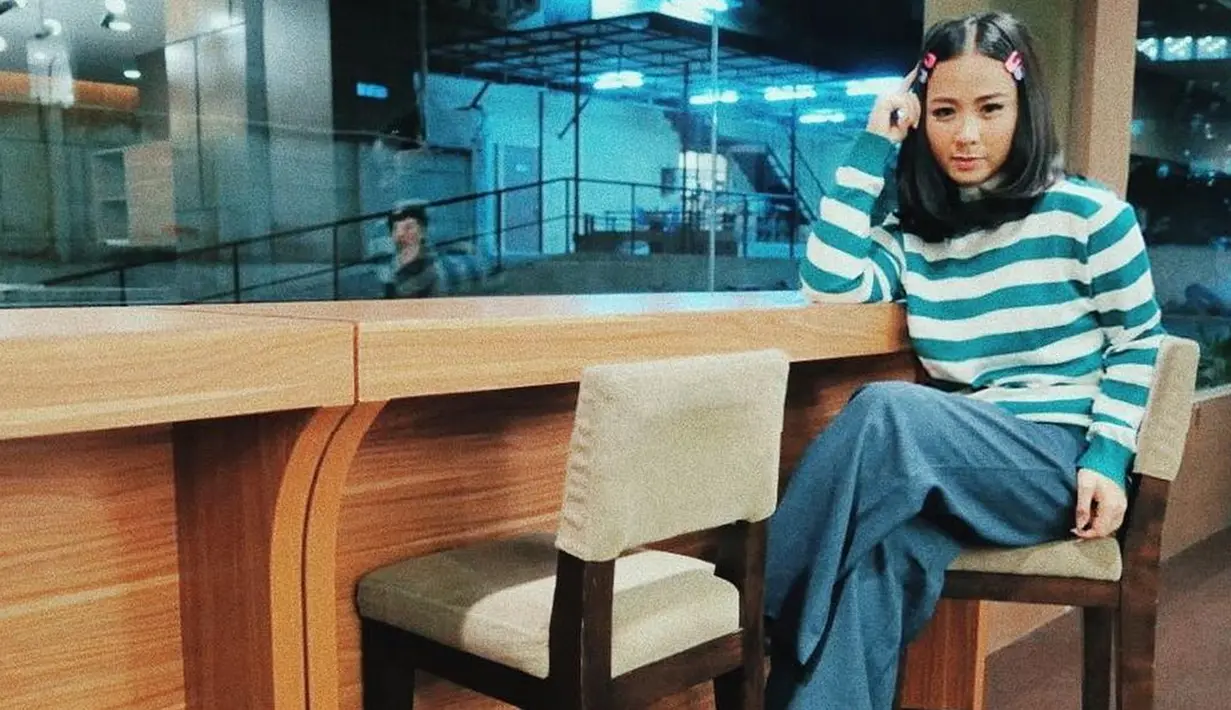 Gaya Astrid dengan kaus motif garis horizontal serta celana denim ini pun membuatnya terlihat bak ABG. Bahkan, pada foto ini, Astrid juga terlihat menggunakan penjepit rambut yang membuat penampilannya terlihat awet muda. (Liputan6.com/IG/@astridbasjar)
